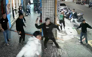 新莊濺血衝突！50歲男疑工程爭議「持刀猛砍」 遭群眾砸物圍攻