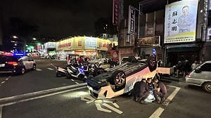 鳳山男無照毒駕拒檢狂飆！逆向闖紅燈翻車 面臨16萬罰單　