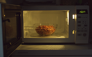 75％微波食品「鈉」超標  吃2個攝取量就爆表