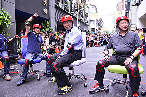 文昌商圈辦公椅接力賽  柯文哲龜速滑行笑翻全場