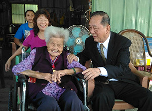 林陵三探視百歲人瑞  積極推動老人社福政策