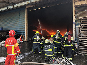 高雄塑膠工廠大火 異味刺鼻難聞