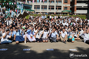 弘光科大制服趴  櫻花樹下比俏皮