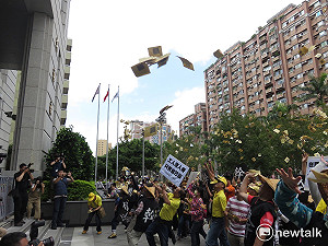 臥軌案4年後收罰單 關廠工人重回台北車站抗議