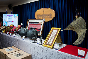 出訪太平洋友邦 小英伴手禮具原民特色