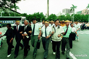 耀伯新書試讀》台獨黨綱！國會激戰郝柏村