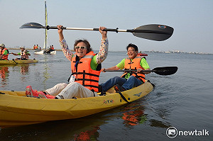 運動平權 潘孟安領航身障朋友獨木舟海上嗨
