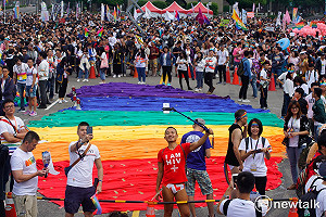 同婚釋憲後首度同志大遊行今登場  彩虹旗四處飄揚