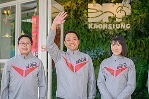 張以理超人裝亮相年貨大街　陳其邁笑虧：內褲怎麼穿到胸前？  