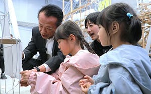 青森「睡魔師」抵嘉義縣打造巨型燈籠！翁章梁與學童體驗製作工藝