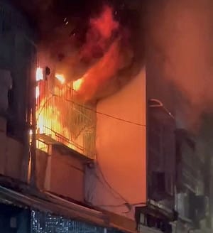 高雄一家7口透天厝凌晨大火！35歲男燒成焦屍 家屬崩潰   