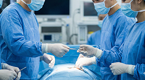 開刀房30年潛規則曝光？廠商刷手代刀疑雲延燒！名醫重話示警