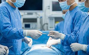 開刀房30年潛規則曝光？廠商刷手代刀疑雲延燒！名醫重話示警