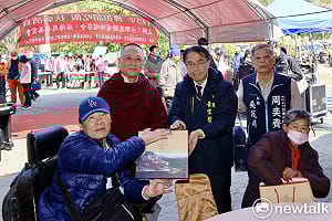 寒冬送暖不缺席  黃偉哲感謝公益團體協力伴弱勢「駿馬迎春」過好年