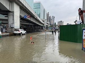 天橋地基挖斷自來水幹管！新北大道、五工路口大淹水交通癱瘓