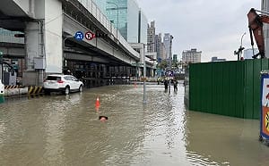 天橋地基挖斷自來水幹管！新北大道、五工路口大淹水交通癱瘓