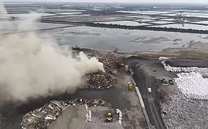 (影)台南安南城西掩埋場火警  大量廢棄物焚燒突竄濃煙