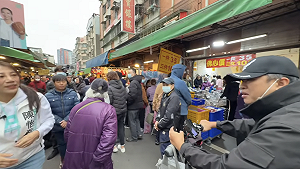 掃街遭嗆聲「李貞秀國籍」　黃國昌「金釵」陳怡君揭：抗議民眾為罷團成員