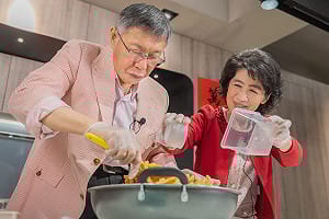 除夕夜與陳佩琪一起做沙琪瑪　柯文哲：新年目標關關難過、關關過