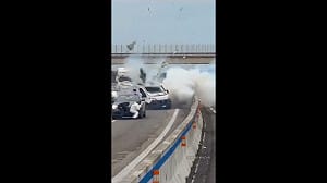 (影) 義大利運鈔車劫案震撼現場! 搶匪偽裝警察公路攔截 還動用炸彈爆破