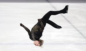 (影) 近50年禁招解封 ! 馬利寧冬奧後空翻引爆全場 美國隊花滑驚險奪金