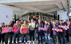 最強「防蚊液」力拚三連霸    逾60位里長陪黃文益登記初選