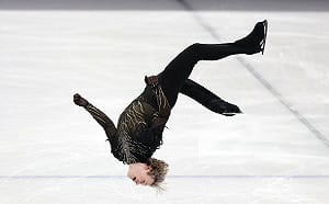 (影) 近50年禁招解封 ! 馬利寧冬奧後空翻引爆全場 美國隊花滑驚險奪金