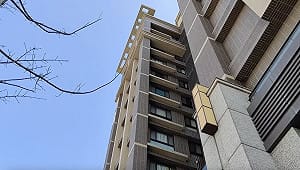 頭份市大樓磁磚脫落　1名婦女遭砸中送醫