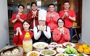 賴瑞隆攜六議員參選人化身「港都大廚」 端出在地佳餚迎新年