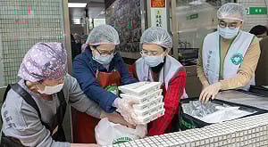 惜食廚房送暖做公益 蕭美琴攜手蘇巧慧包便當：揪甘心耶