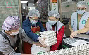 惜食廚房送暖做公益 蕭美琴攜手蘇巧慧包便當：揪甘心耶