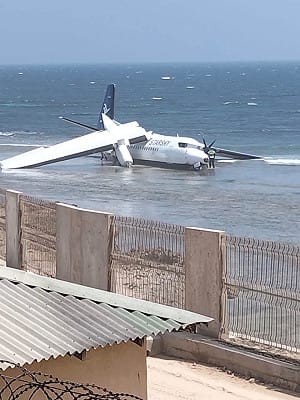 (影) 機長神救援! 索馬利亞客機迫降印度洋海灘 機上55人全數生還