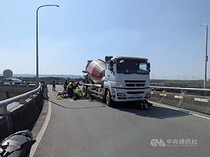 台中烏日溪南橋混凝土車與機車事故　釀1死1傷