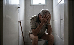 7旬翁每晚狂尿10次睡不好！醫驚見「3病夾擊」：膀胱快操壞了