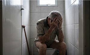 7旬翁每晚狂尿10次睡不好！醫驚見「3病夾擊」：膀胱快操壞了