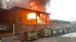 台南新營鐵皮工廠大火！1噸重氫氧化鈉槽起火  幸無人員傷亡