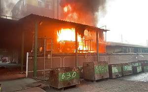 台南新營鐵皮工廠大火！1噸重氫氧化鈉槽起火  幸無人員傷亡