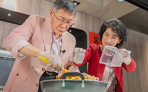 除夕夜與陳佩琪一起做沙琪瑪　柯文哲：新年目標關關難過、關關過