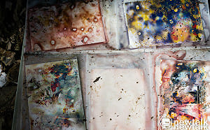 被丟棄的照片任憑日曬雨淋  殘留的色塊瞥見高山農業開發史 