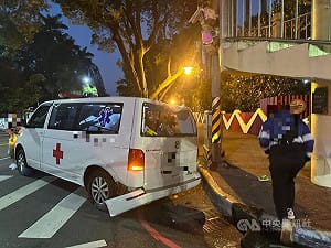 台中女中前民營救護車紅燈疑未減速 撞小貨車險翻覆