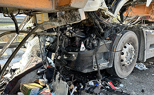 國道10里港路段曳引車連環追撞  39歲駕駛傷重身亡