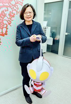 掛上「福氣加碼」小燈箱！ 蔡英文見「超人力霸王提燈」驚呼：太大了吧