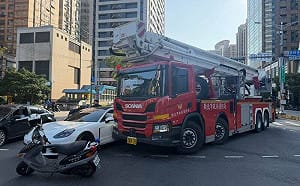 超貴車禍！千萬雲梯車趕赴火場擦撞保時捷  女駕駛有避讓不開罰