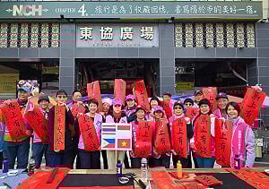 勞工大聯盟響應清潔月 志工隊讓東協廣場清潔溜溜