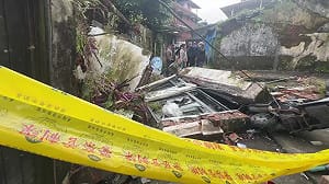 基隆國產署老屋倒塌壓毀機車　市府緊急清理