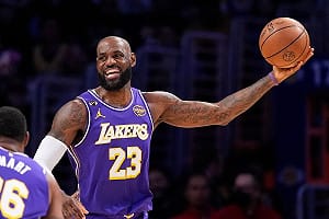 41歲詹姆斯續寫歷史　締造NBA史上最年長大三元