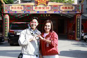 顏值最高的掃街組合  邱議瑩陪林浤澤拜年鄉親反應超熱烈