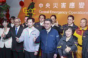 卓榮泰慰勉消防人員　允諾危險加給做到警消一致