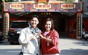 顏值最高的掃街組合  邱議瑩陪林浤澤拜年鄉親反應超熱烈