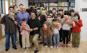 回屏東育幼院發福袋！孩童對潘孟安喊「縣長阿伯」暖翻